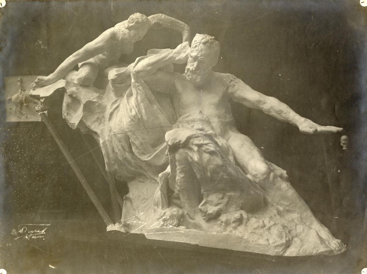 Das Denkmal für Victor Hugo in der Salon-Ausstellung, Paris 1897 (frontal)