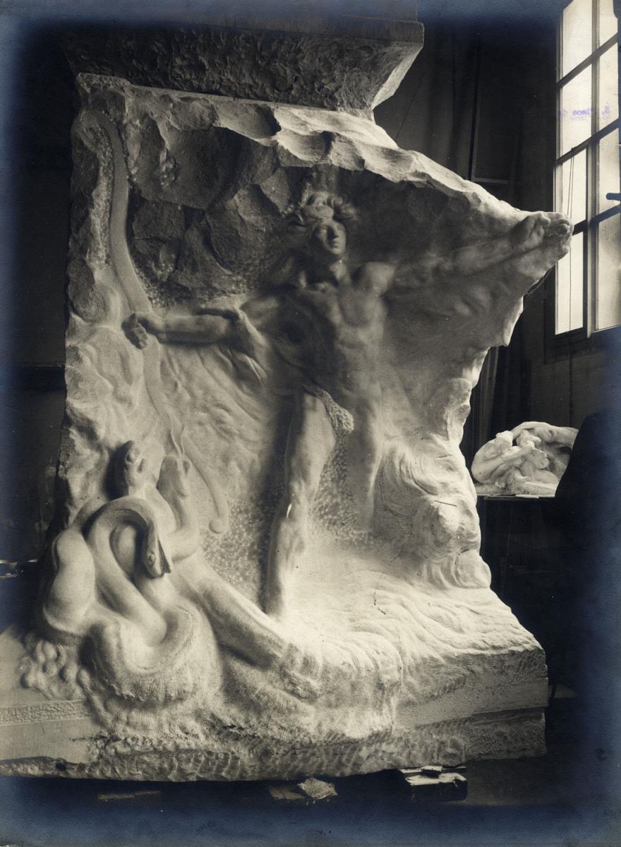 Das Apollo-Relief im Atelier du Dépôt des marbres (frontal)