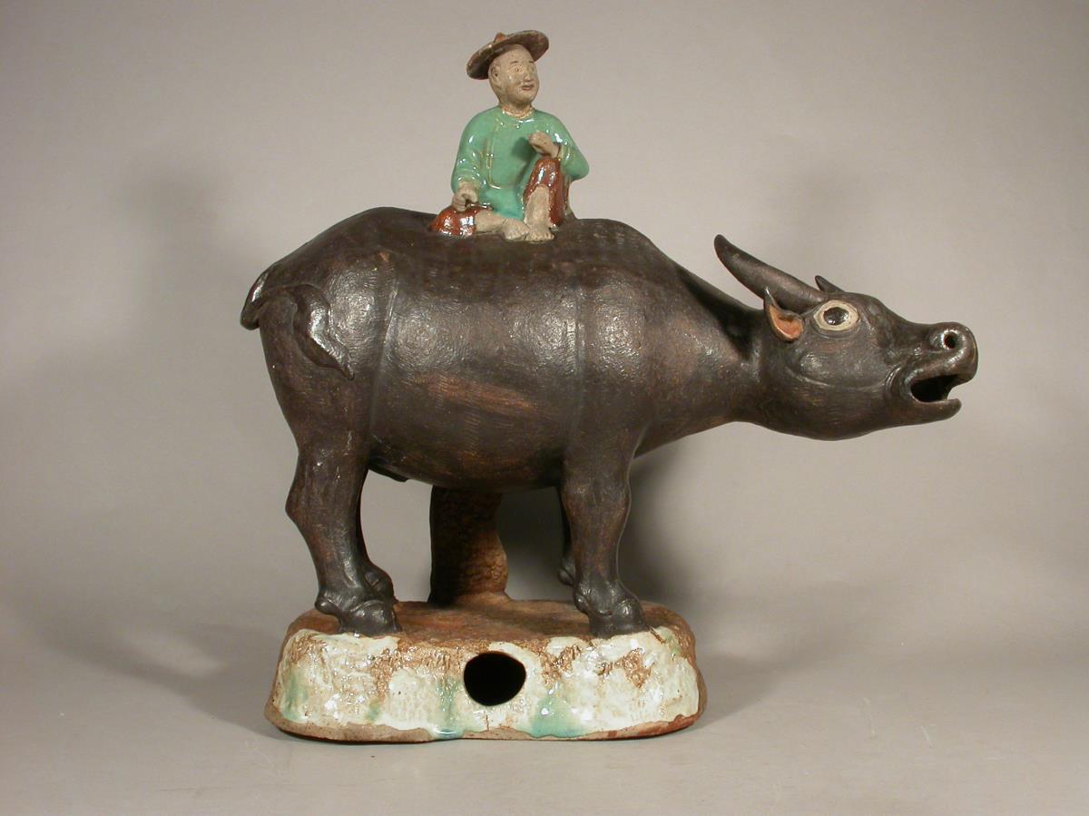 Wasserbüffel mit reitendem Bauern