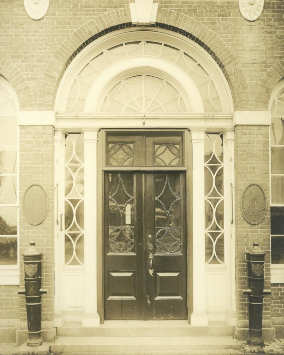Portsmouth, The Athenaeum, Hauseingang