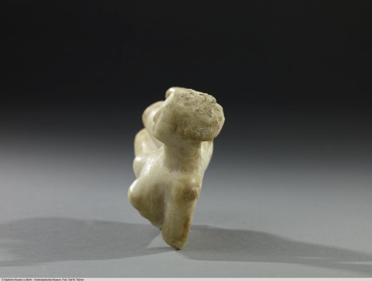 Statuette einer liegenden Frau