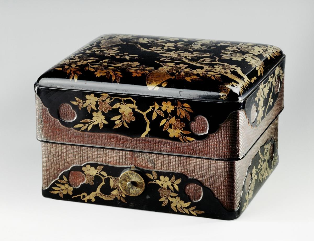 Toilettekasten mit roten Ecken und Dekor von blühenden Kirschbäumen (sumiaka tebako)