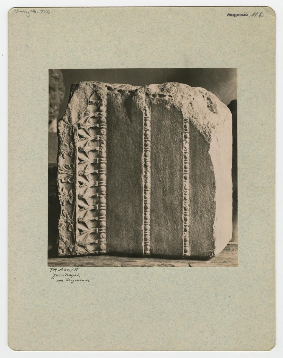 Magnesia am Mäander, Zeustempel, Türgewände