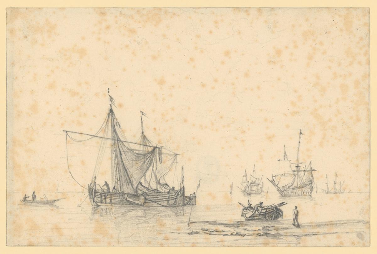 Stille See. Gegen links zwei Fischerboote, richts im Hintergrund mehrere Schiffe, vorn rechts abgetakeltes Boot am Strand
