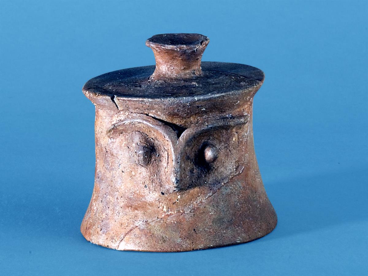 Anthropomorpher Stülpdeckel mit Knopfgriff