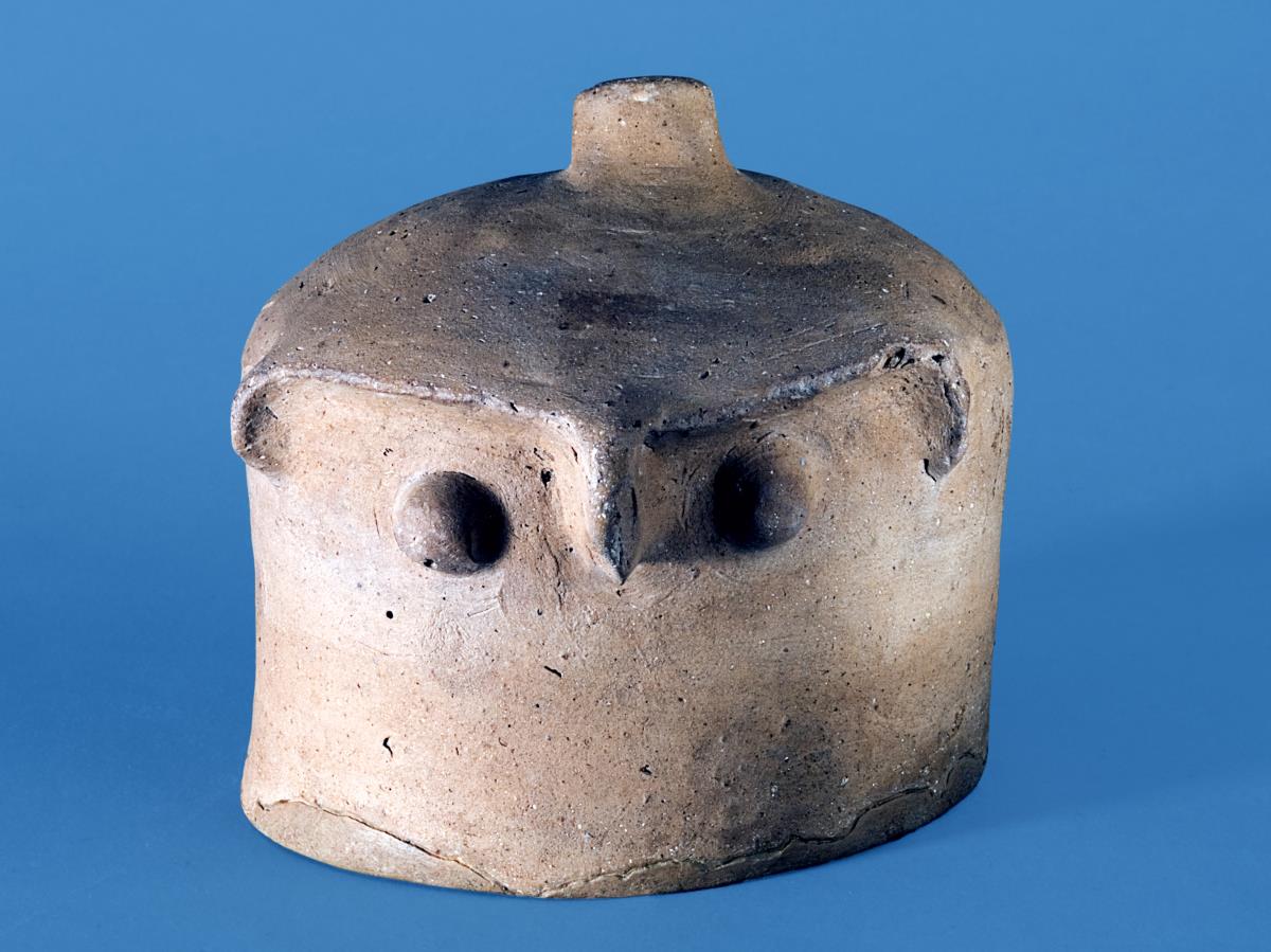 Anthropomorpher Stülpdeckel mit Zipfelgriff ("Typus b")