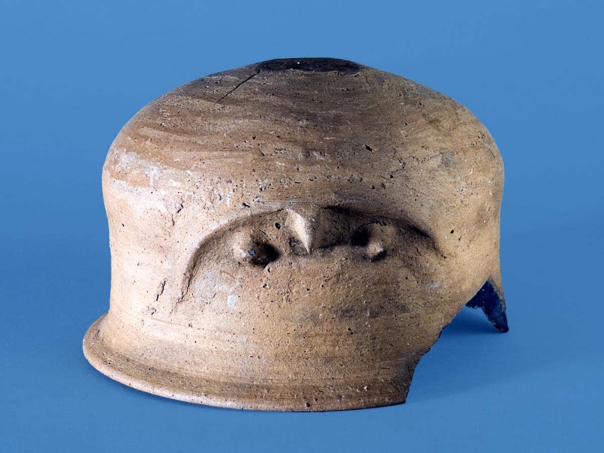 Anthropomorpher Stülpdeckel mit Zipfelgriff ("Typus b")
