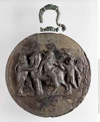 Griechischer Klappspiegel mit Aphrodite auf dem Bock; davor Pan anhaltend; hinten Eros (die ganze Gruppe ein Relief mit ausgeschnittenem Hintergrunde)