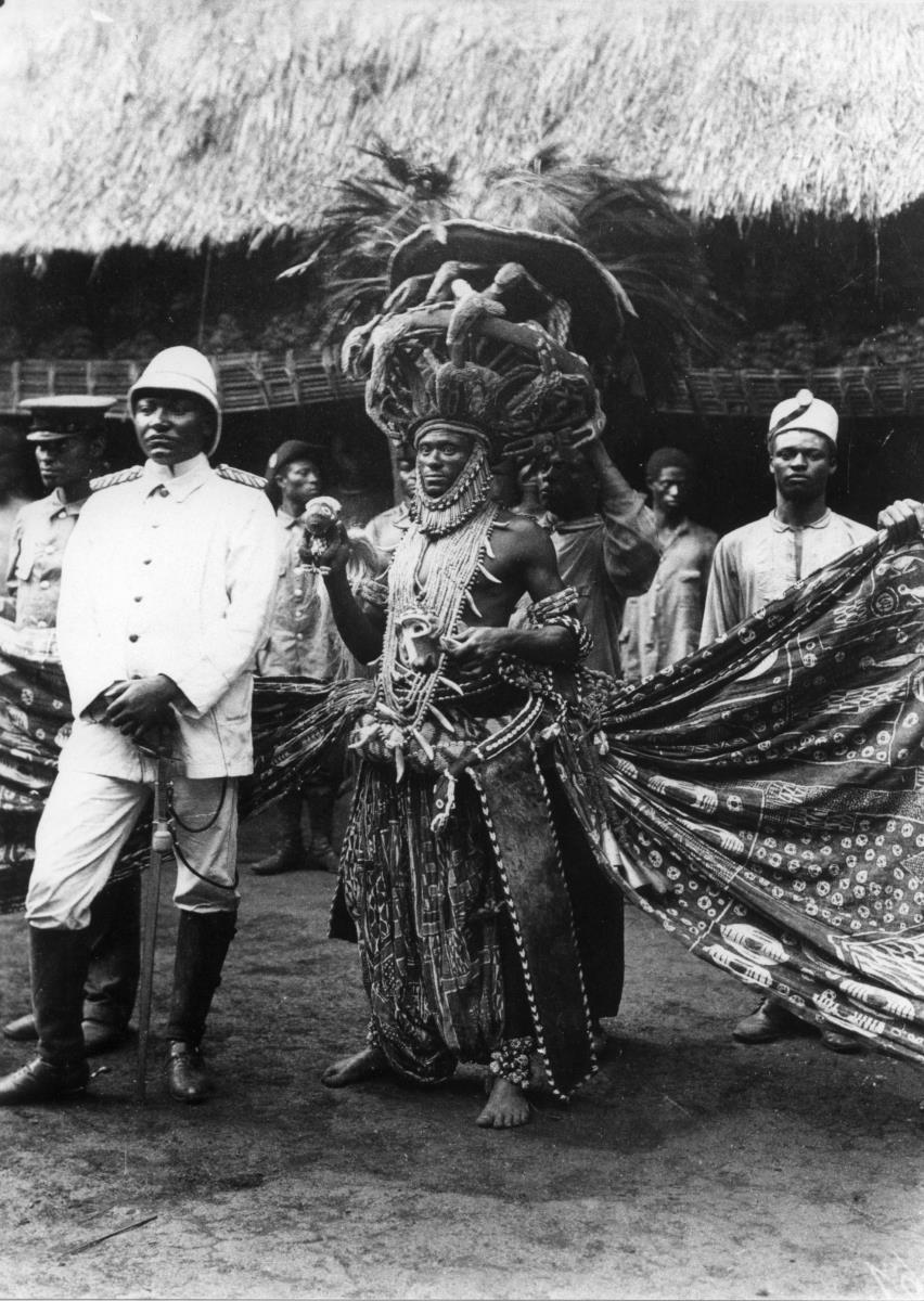 Tanzkleid des Königs, Figur des Tänzers.
