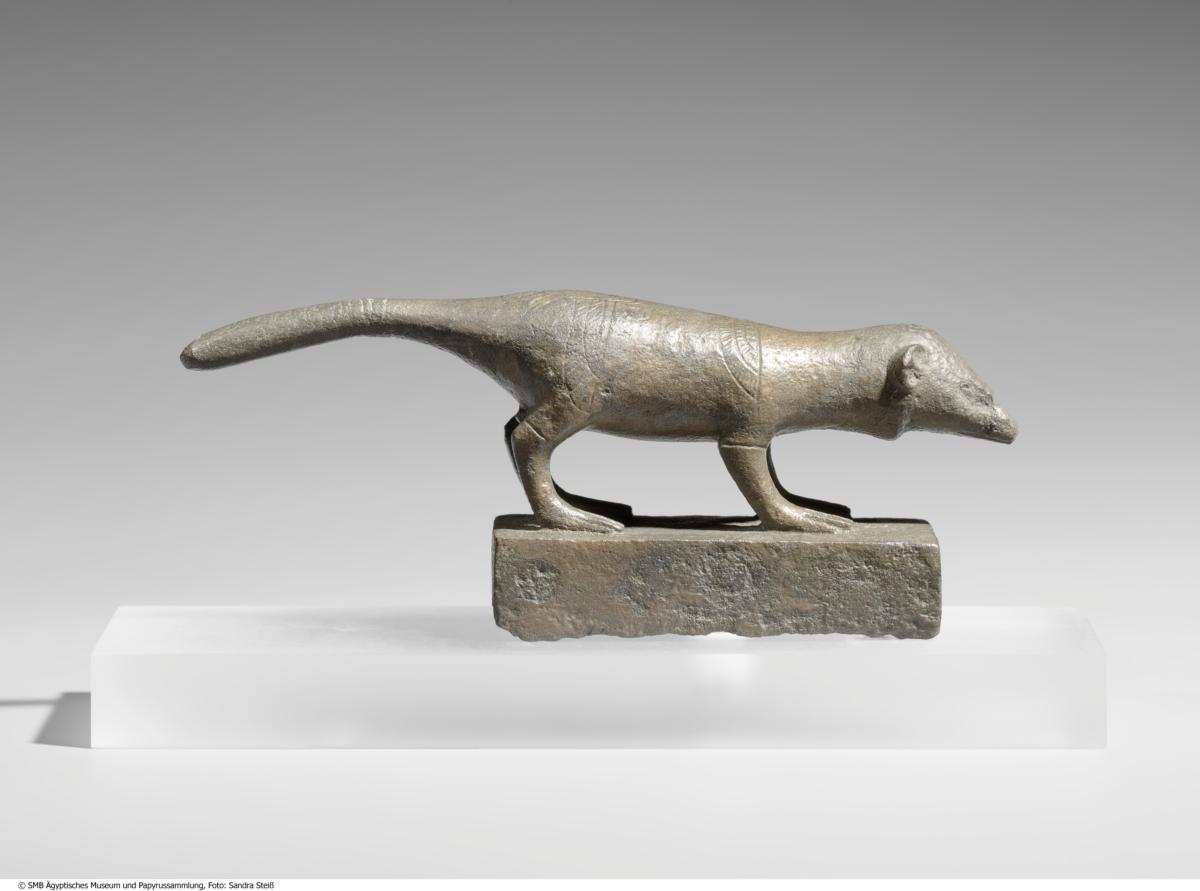Statuette einer Spitzmaus mit gravierten geflügelten Wesen auf dem Rücken