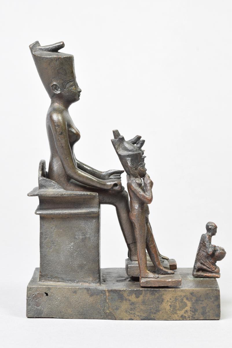 Figurengruppe mit der thronenden Neith und vor sich zwei Horusknaben sowie den Stifter