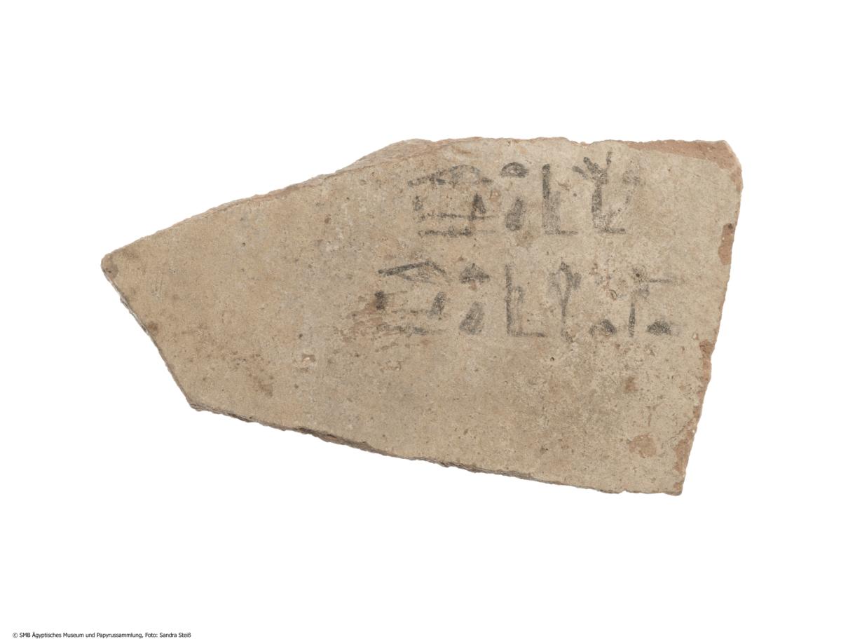 Hieroglyphisches Ostrakon mit verschiedenen Schreibung des Namens Satet-ir-di-es