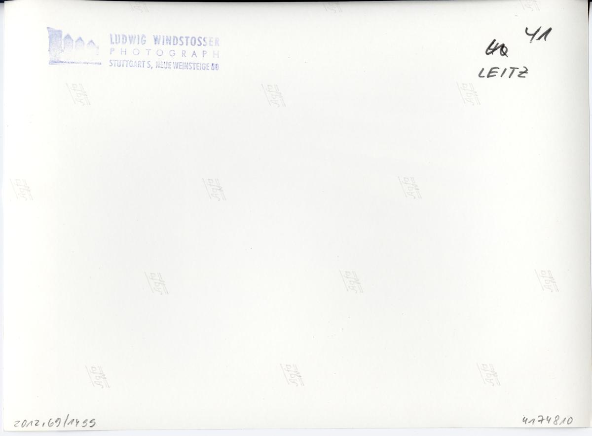 Leitz, An der Papierschneidemaschine
