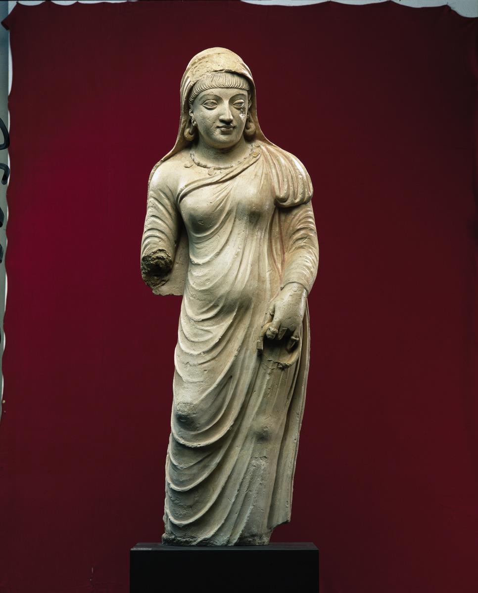 Weibliche Figur mit Schleier und ringförmigem Objekt in der linken Hand