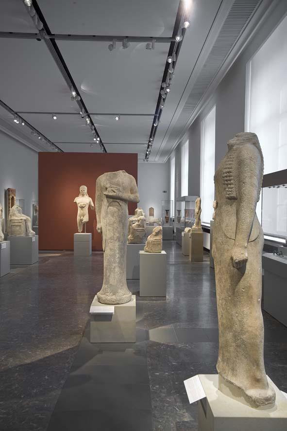 Blick in Raum 2 der Dauerausstellung der Antikensammlung im Alten Museum (Hauptgeschoss): Orte der Götter - Heiligtümer im archaischen Griechenland