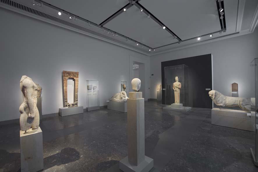Blick in Raum 3 der Dauerausstellung der Antikensammlung im Alten Museum (Hauptgeschoss): Erinnerungen und Repräsentation -  Grabmäler im archaischen Griechenland