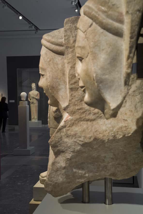 Blick in Raum 2 der Dauerausstellung der Antikensammlung im Alten Museum (Hauptgeschoss): Orte der Götter - Heiligtümer im archaischen Griechenland
