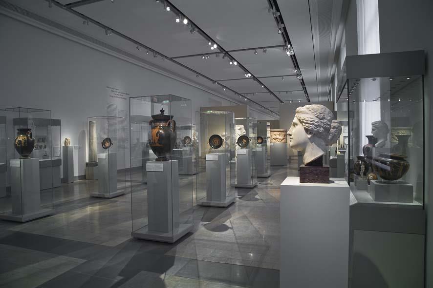 Blick in Raum 5 der Dauerausstellung der Antikensammlung im Alten Museum (Hauptgeschoss): Götter und Heroen - Bilder des griechischen Mythos