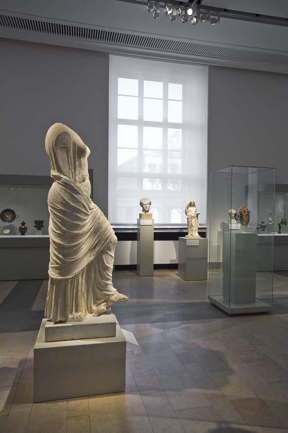 Blick in Raum 5 der Dauerausstellung der Antikensammlung im Alten Museum (Hauptgeschoss): Götter und Heroen - Bilder des griechischen Mythos