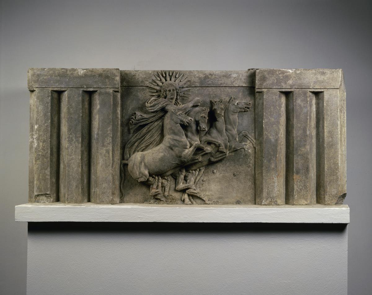 Nordosteckblock des Triglyphon vom Athenatempel in Ilion/Troia, mit reliefierter Metope - Sonnengott Helios in Quadriga