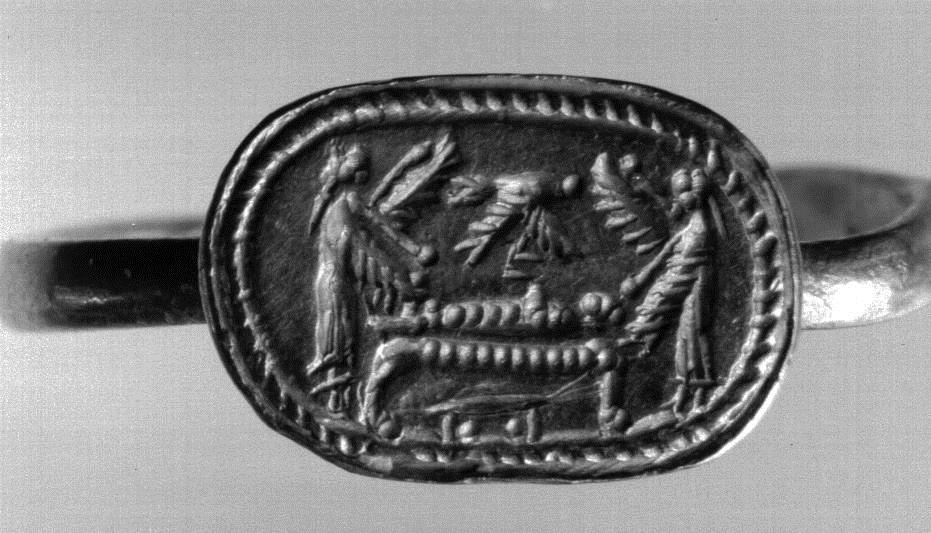 Fingerring: dünne Platte in Kartuschenform mit eingraviertem Bild: Toter (Osiris?), auf einer Kline liegend, darüber Seelenvogel, geflügelte Göttinnen zu Haupt und zu Füßen