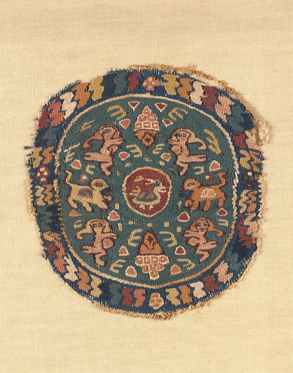 Runder Besatz mit figürlichen Motiven und Pflanzen