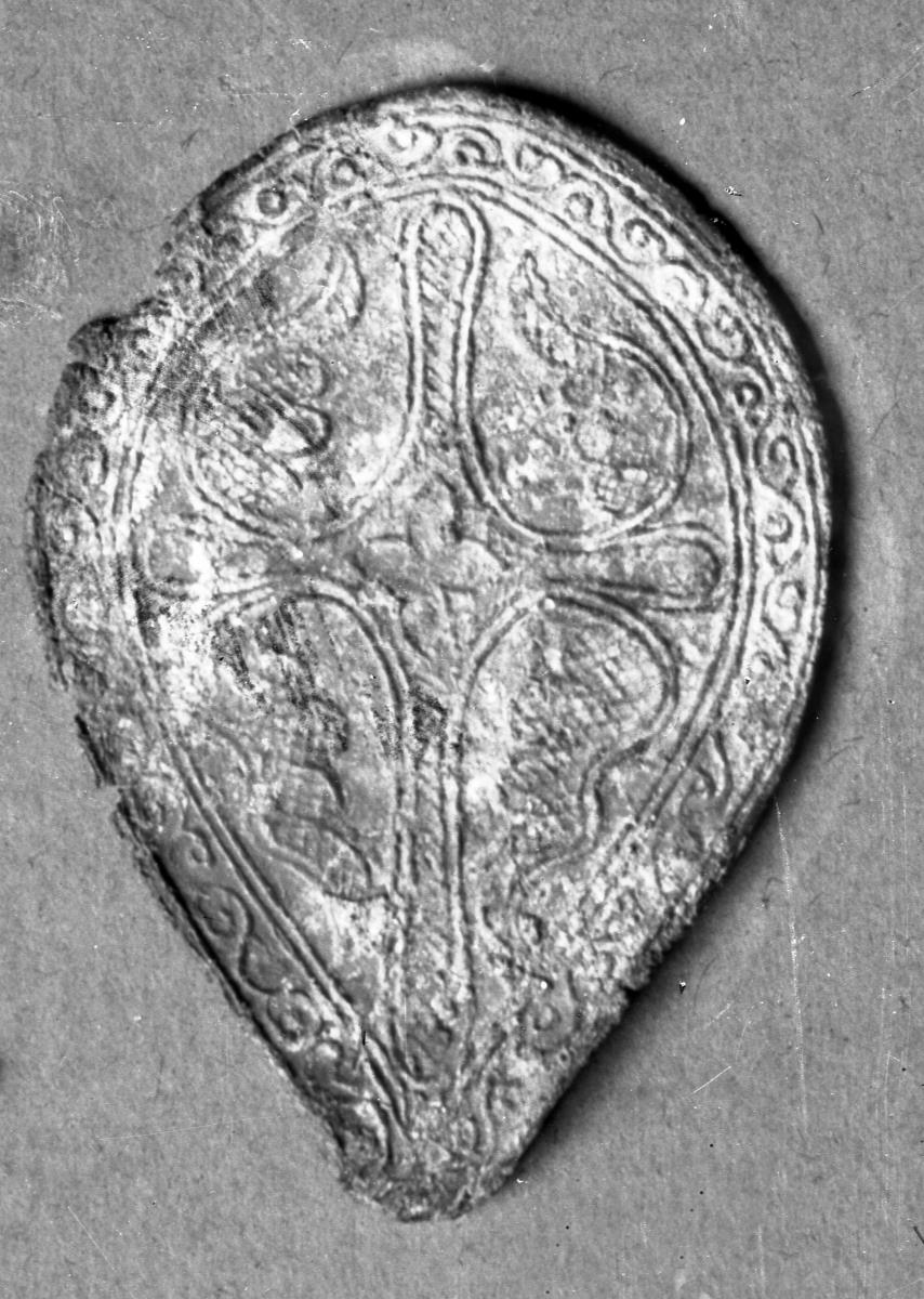 Doppelseitiges Relief mit einem Kreuz bzw. zwei Vögeln