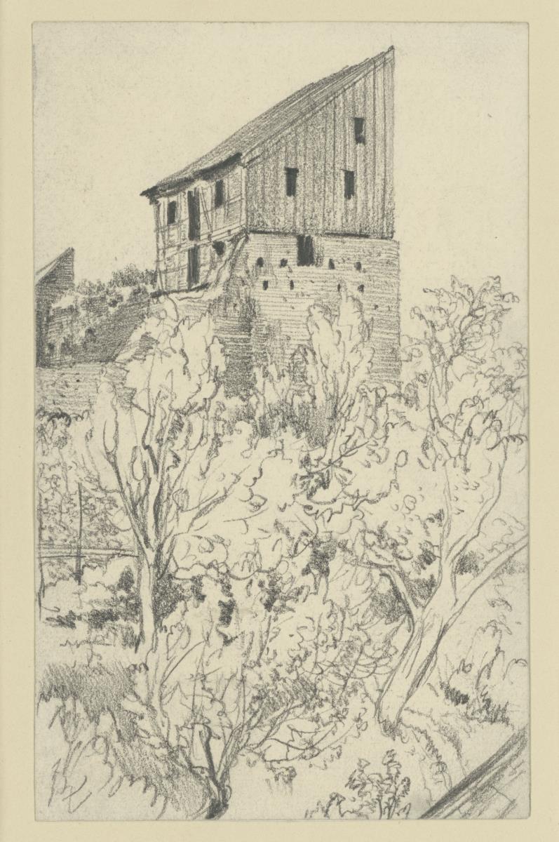 Bäume vor einer hohen Mauer und Holzhaus