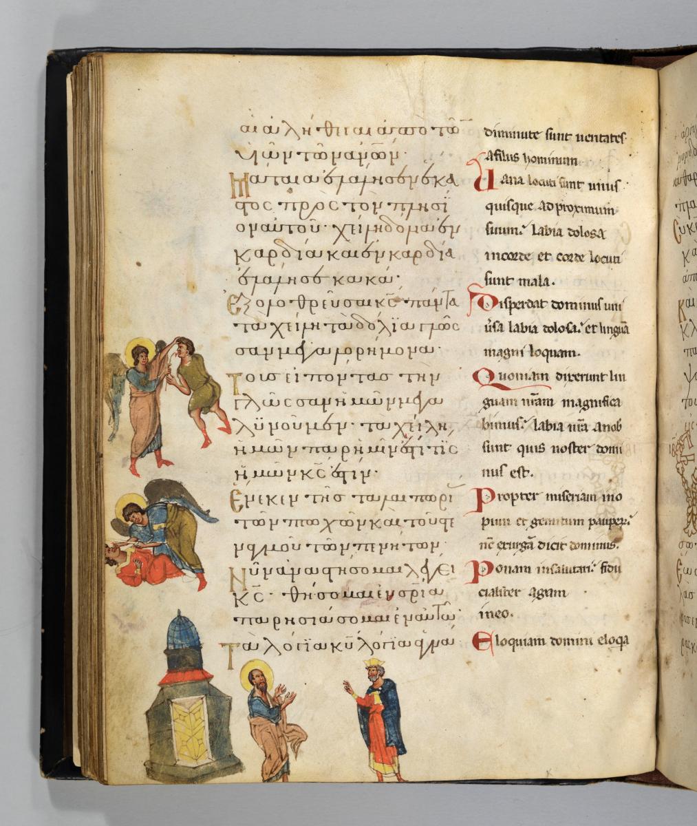 Psalterium und Breviarum graeco-latinum: Textseite mit Randzeichnungen: Ein Engel reisst einem Gottlosen mit einem Haken die Zunge aus dem Mund. Ein Engel schneidet einem Liegenden mit dem Schwert die Zunge ab / David auf einen Heiligen vor der Kirche weisend