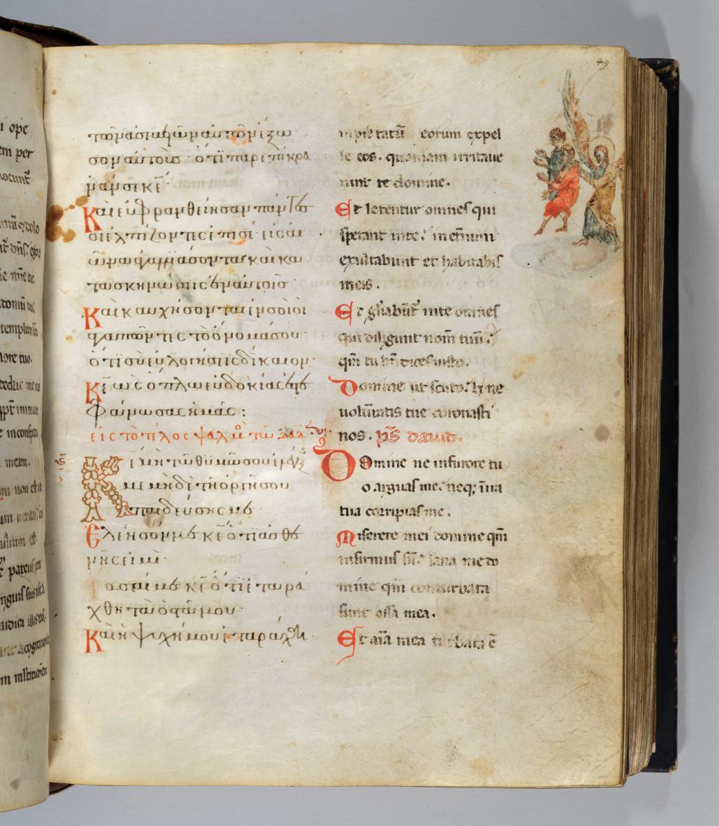 Psalterium und Breviarum graeco-latinum: Textseite mit Randzeichnung: Ein Engel stößt einen Sünder vor sich her