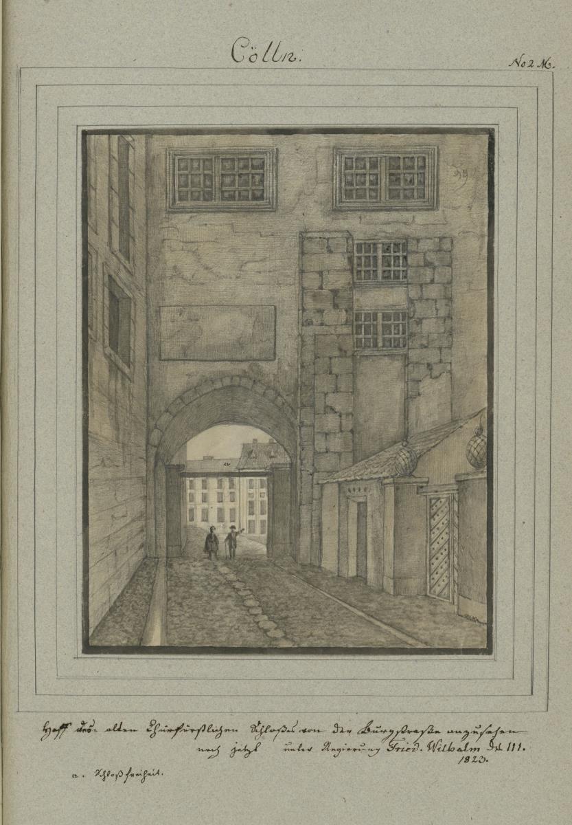 Cölln. Hoff des alten Churfürstlichen Schlosses von der Burgstraße anzusehen nach jetzt. Unter Regierung Friedr. Wilhelm III. 1823