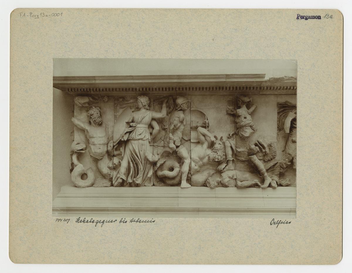 Pergamonaltar, Ostfries - Ausschnitt: Hekate und Artemis