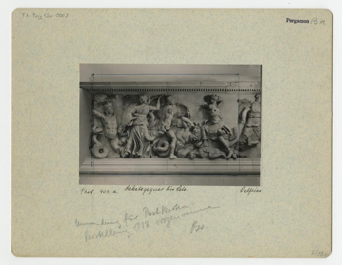 Pergamonaltar, Ostfries - Ausschnitt: Hekate, Artemis, Leto