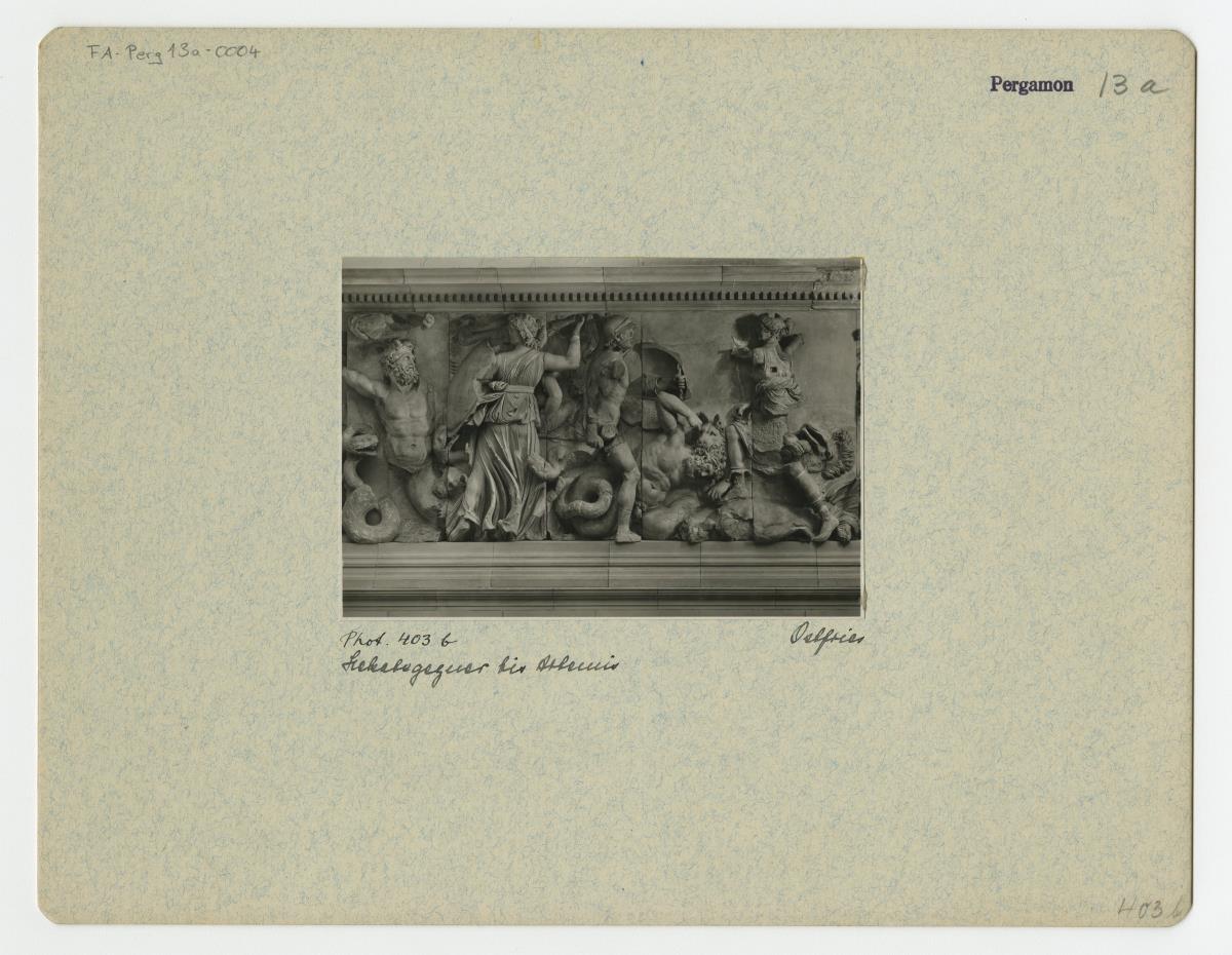 Pergamonaltar, Ostfries - Ausschnitt: Hekate und Artemis