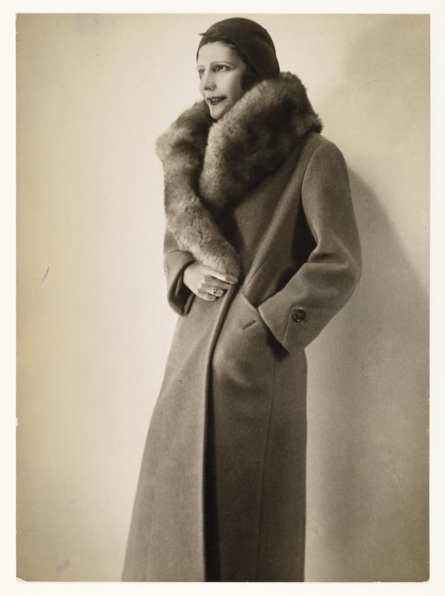 Maria Collm in Mantel von G. Benedict