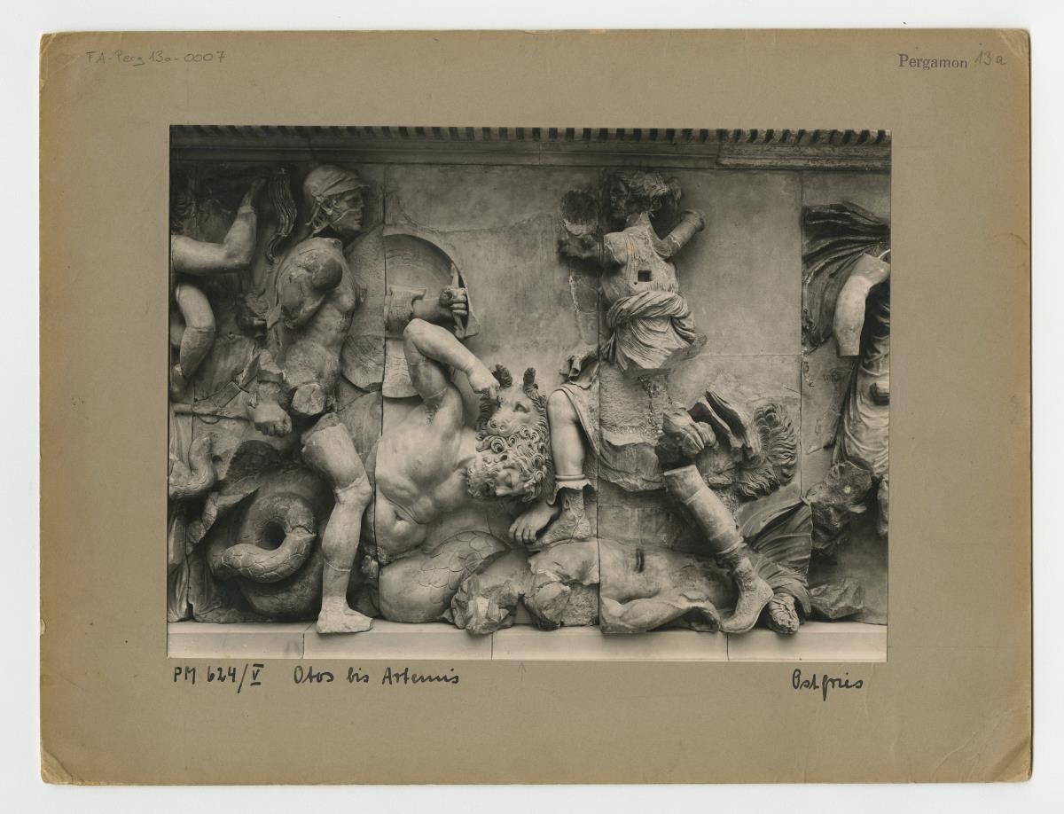 Pergamonaltar, Ostfries - Ausschnitt: Artemis