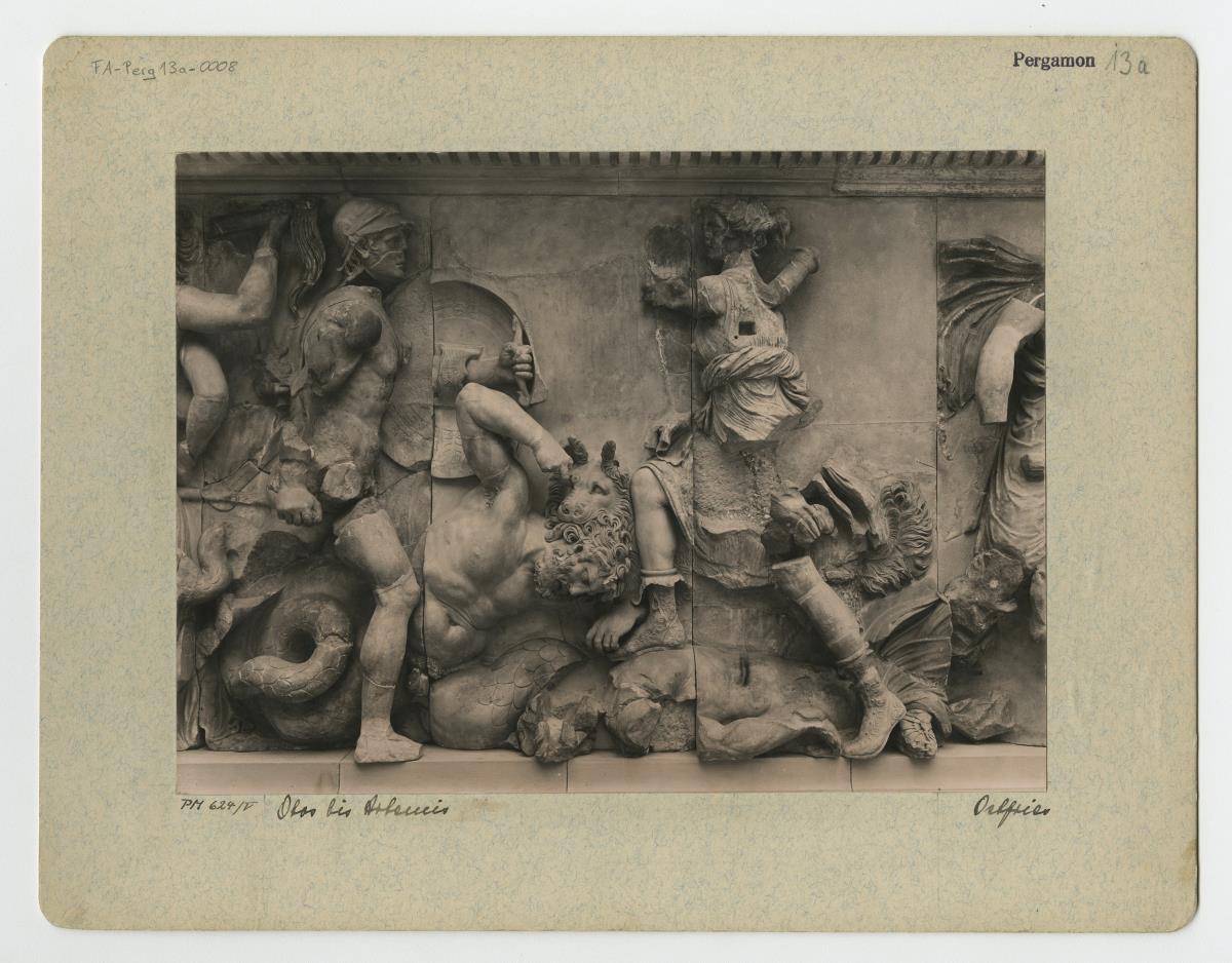 Pergamonaltar, Ostfries - Ausschnitt: Artemis