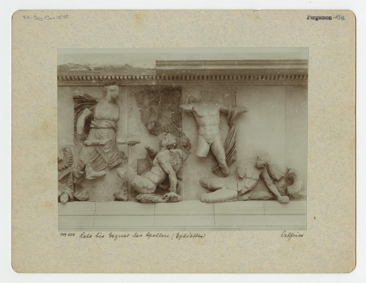 Pergamonaltar, Ostfries - Ausschnitt: Leto und Apollon