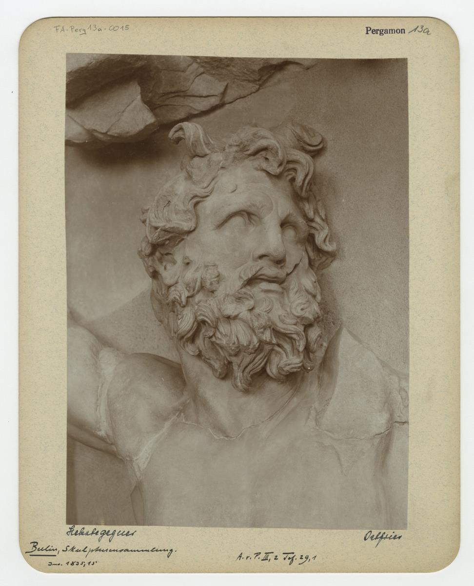 Pergamonaltar, Ostfries - Ausschnitt: Gegner der Hekate