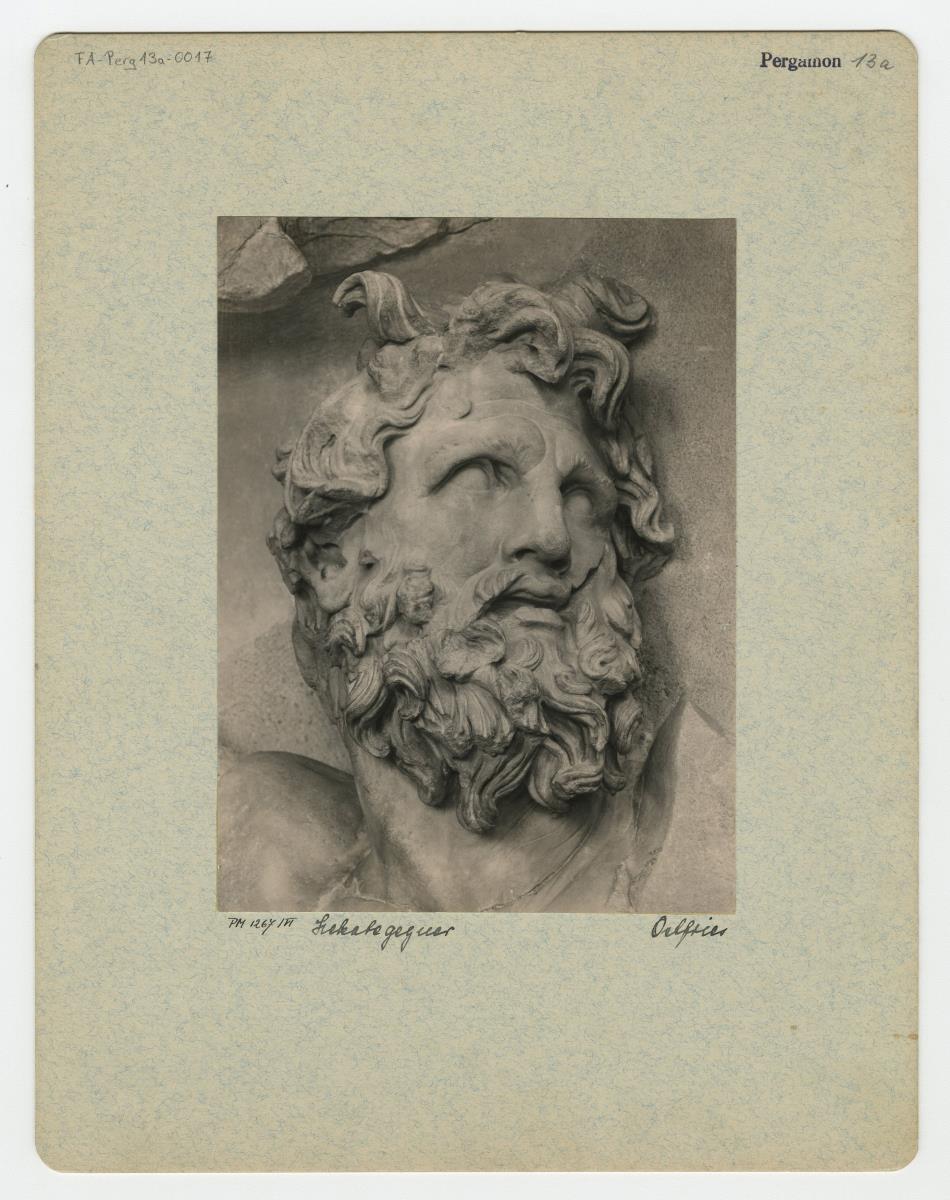 Pergamonaltar, Ostfries - Ausschnitt: Gegner der Hekate