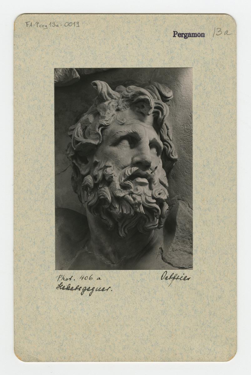 Pergamonaltar, Ostfries - Ausschnitt: Gegner der Hekate
