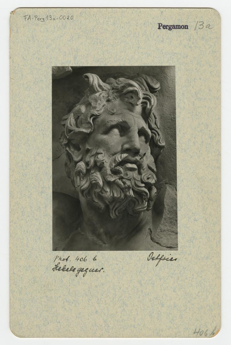 Pergamonaltar, Ostfries - Ausschnitt: Gegner der Hekate