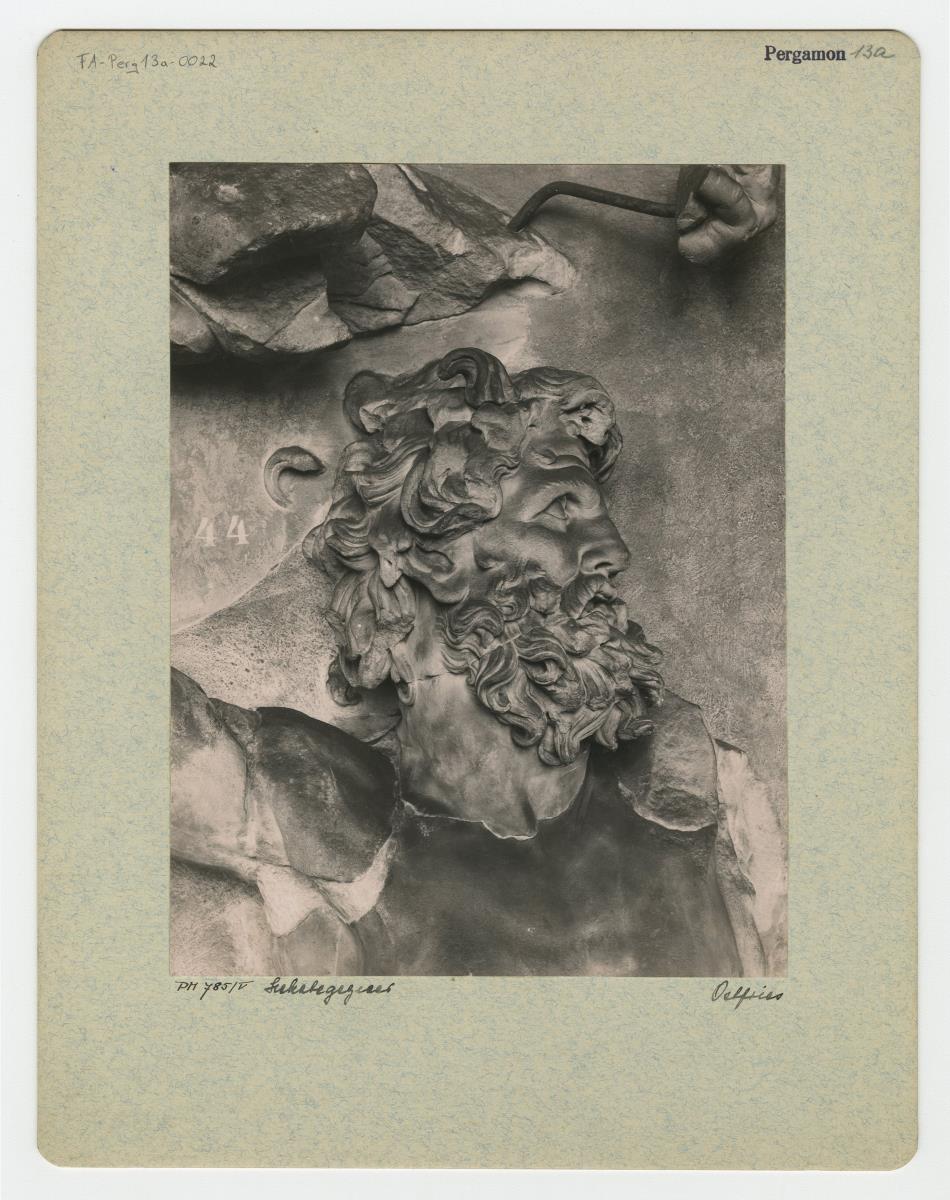 Pergamonaltar, Ostfries - Ausschnitt: Gegner der Hekate