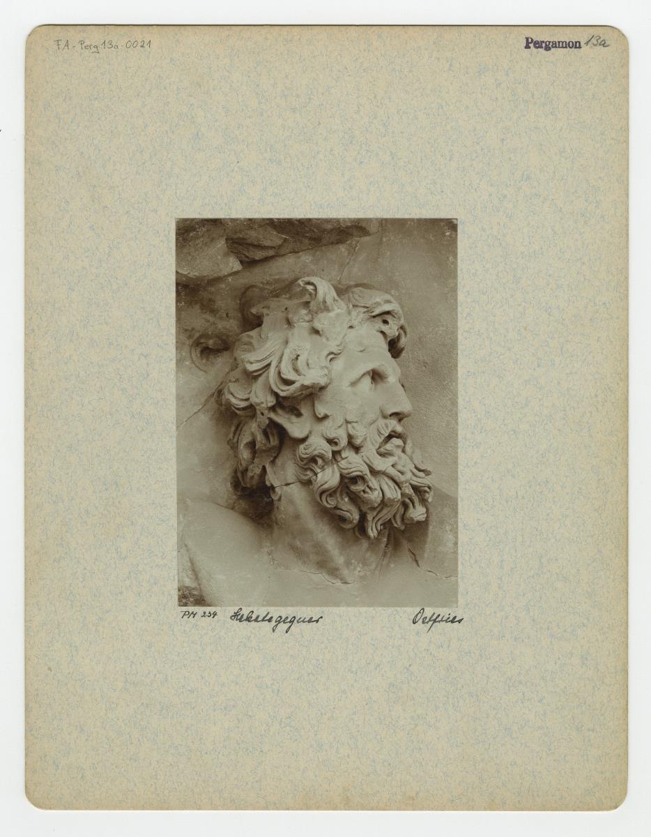 Pergamonaltar, Ostfries - Ausschnitt: Gegner der Hekate