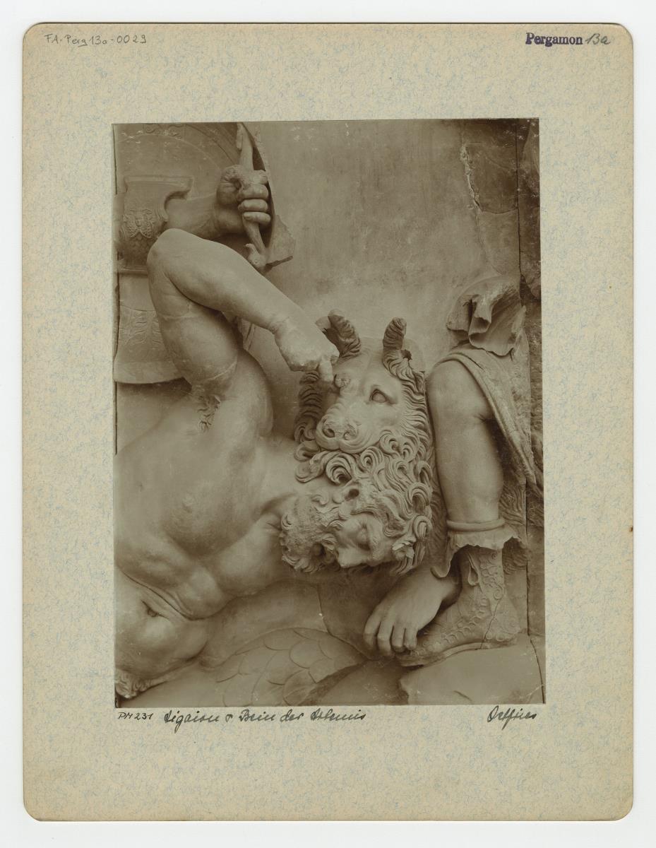 Pergamonaltar, Ostfries - Ausschnitt: Aigaion