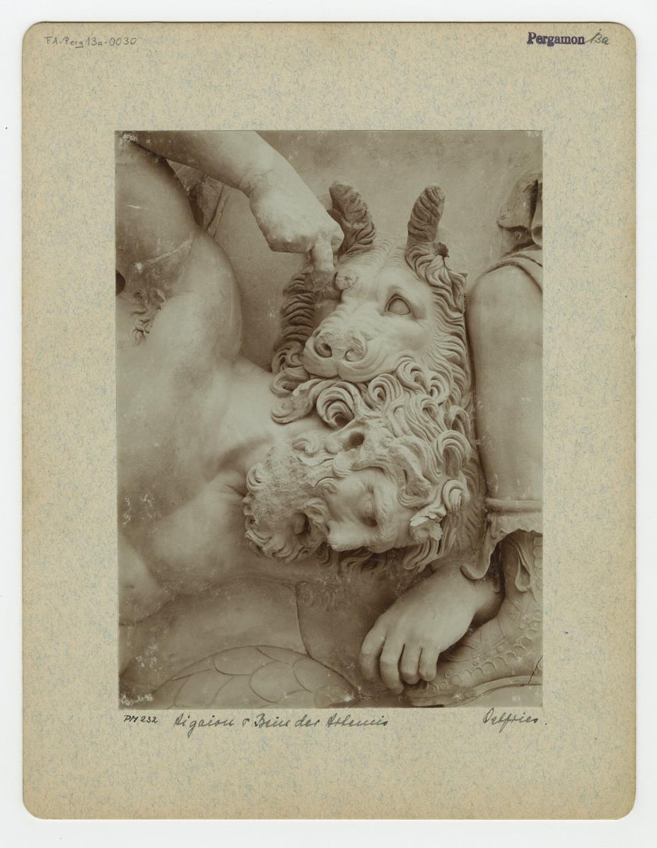 Pergamonaltar, Ostfries - Ausschnitt: Aigaion