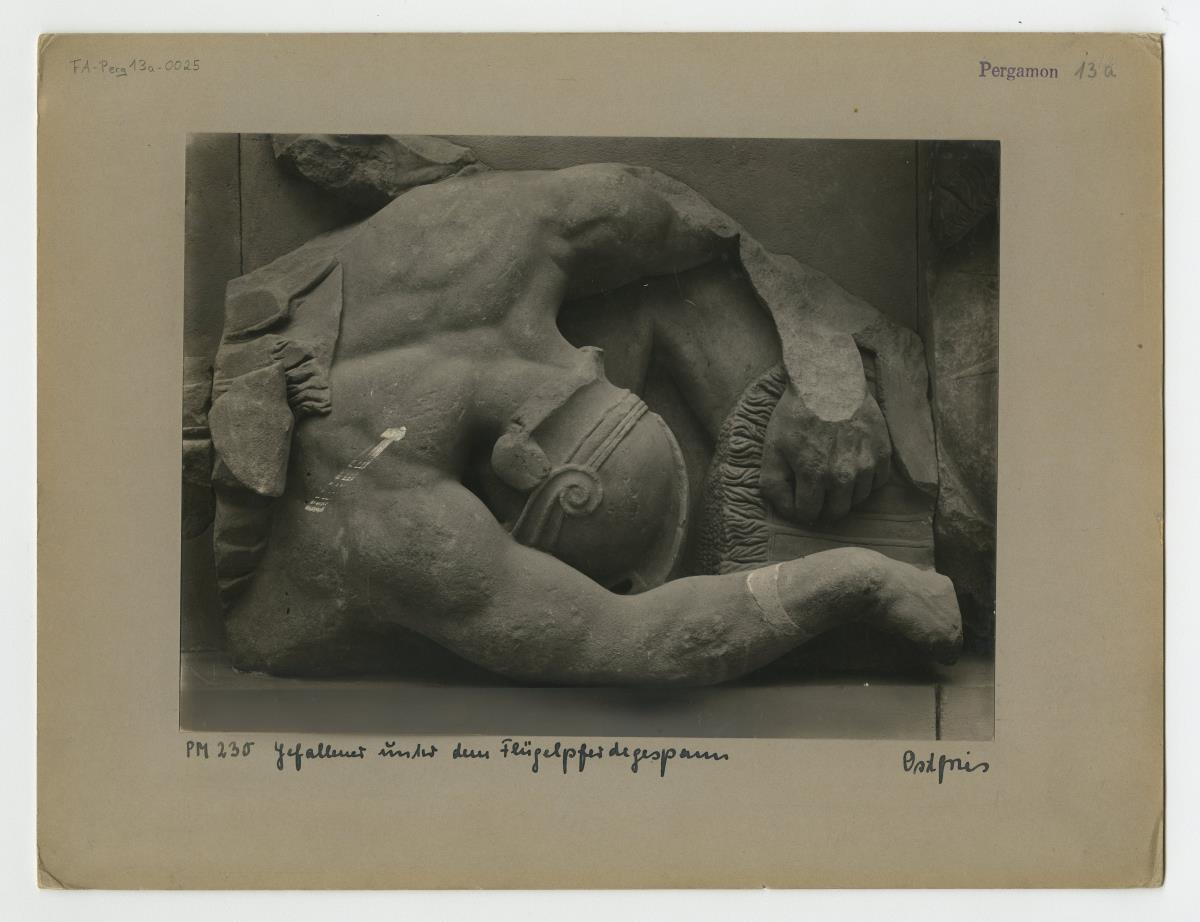Pergamonaltar, Ostfries - Ausschnitt: Gefallener