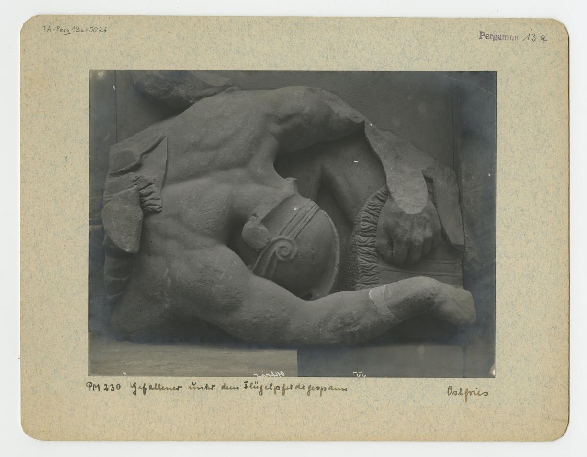 Pergamonaltar, Ostfries - Ausschnitt: Gefallener