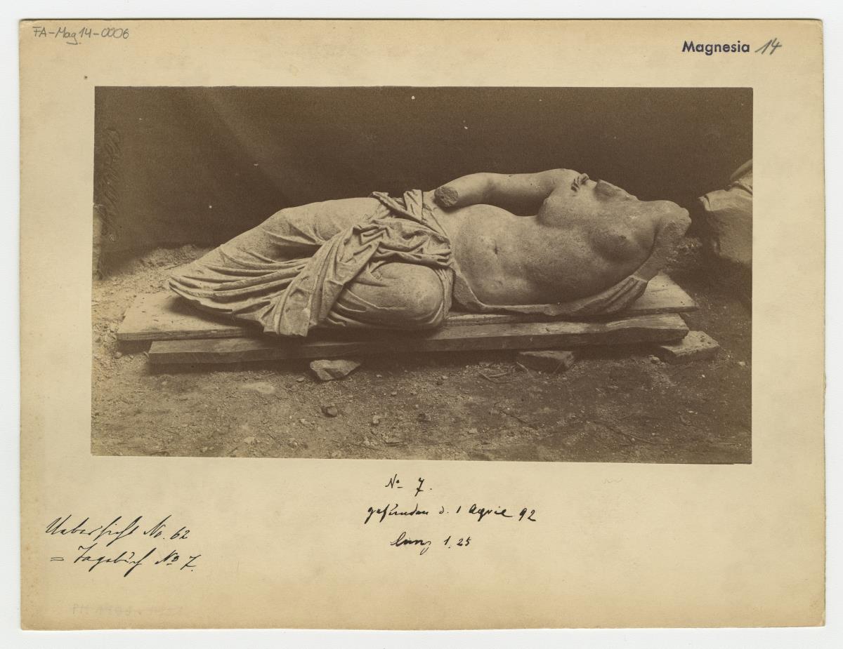 Statue einer liegenden Frau aus Magnesia am Mäander