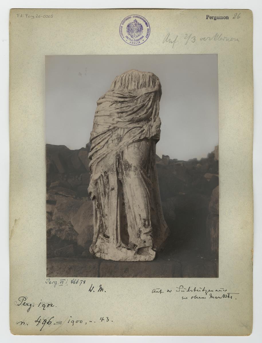 Pergamon, Statue, weibliche Figur